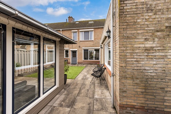 Foto - Te koop: Ruime 2-onder-1-kapwoning met dubbele garage, eigen oprit en fijne tuin